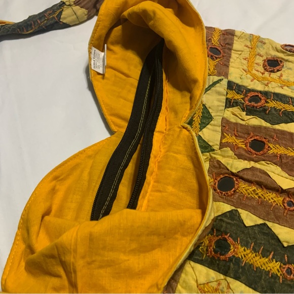 Multicolored Embroidered Medium size Crossbody bag. Zipper. Great Condition! - Picture 4 of 11